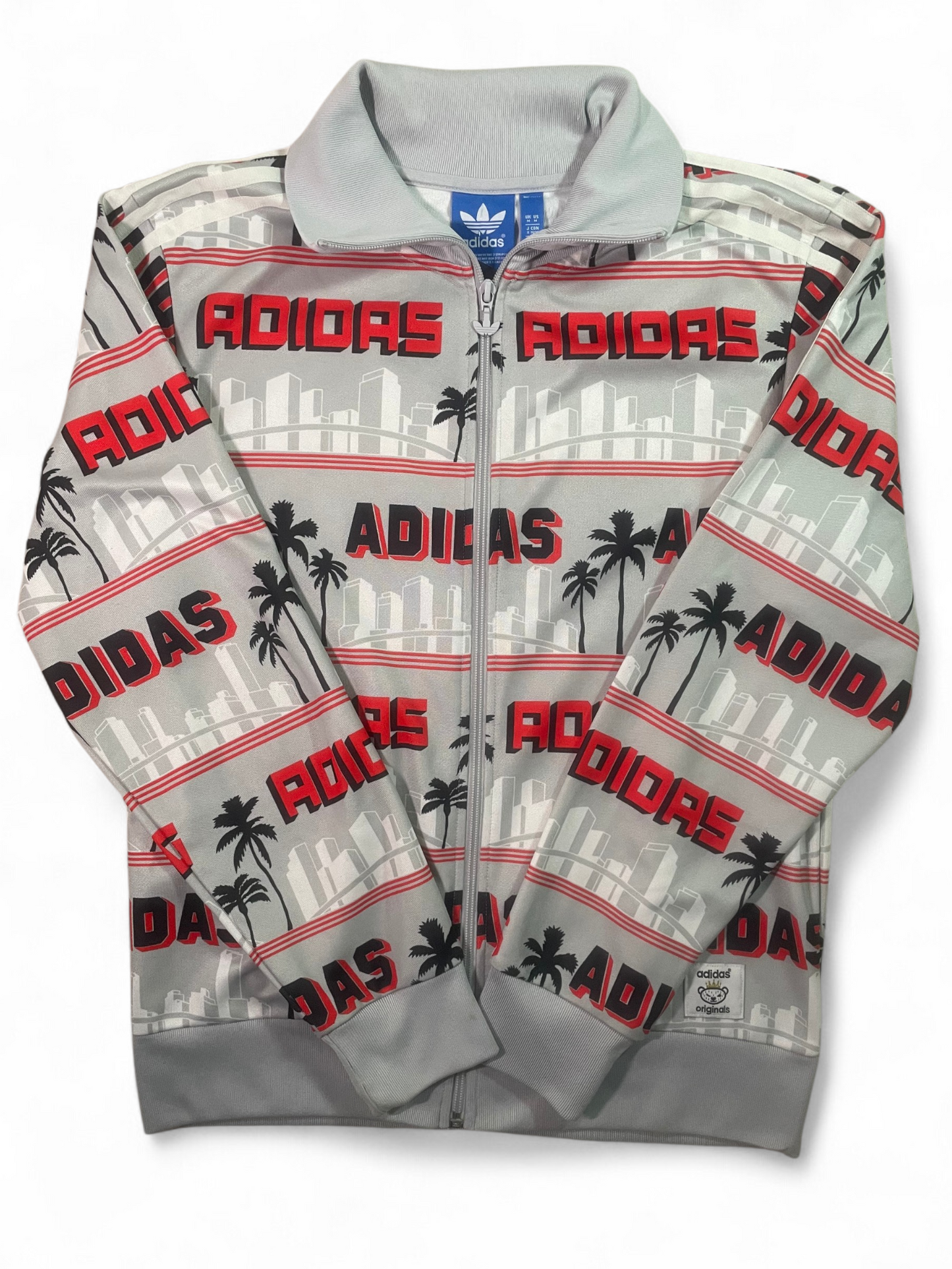 Chaqueta Adidas Originals Vintage Gris con Logo All Over y Skyline – Streetwear Retro
