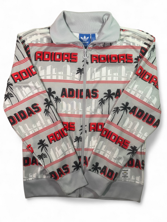 Chaqueta Adidas Originals Vintage Gris con Logo All Over y Skyline – Streetwear Retro
