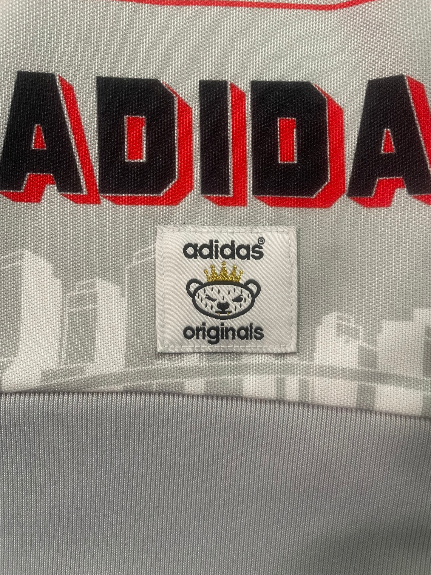 Chaqueta Adidas Originals Vintage Gris con Logo All Over y Skyline – Streetwear Retro