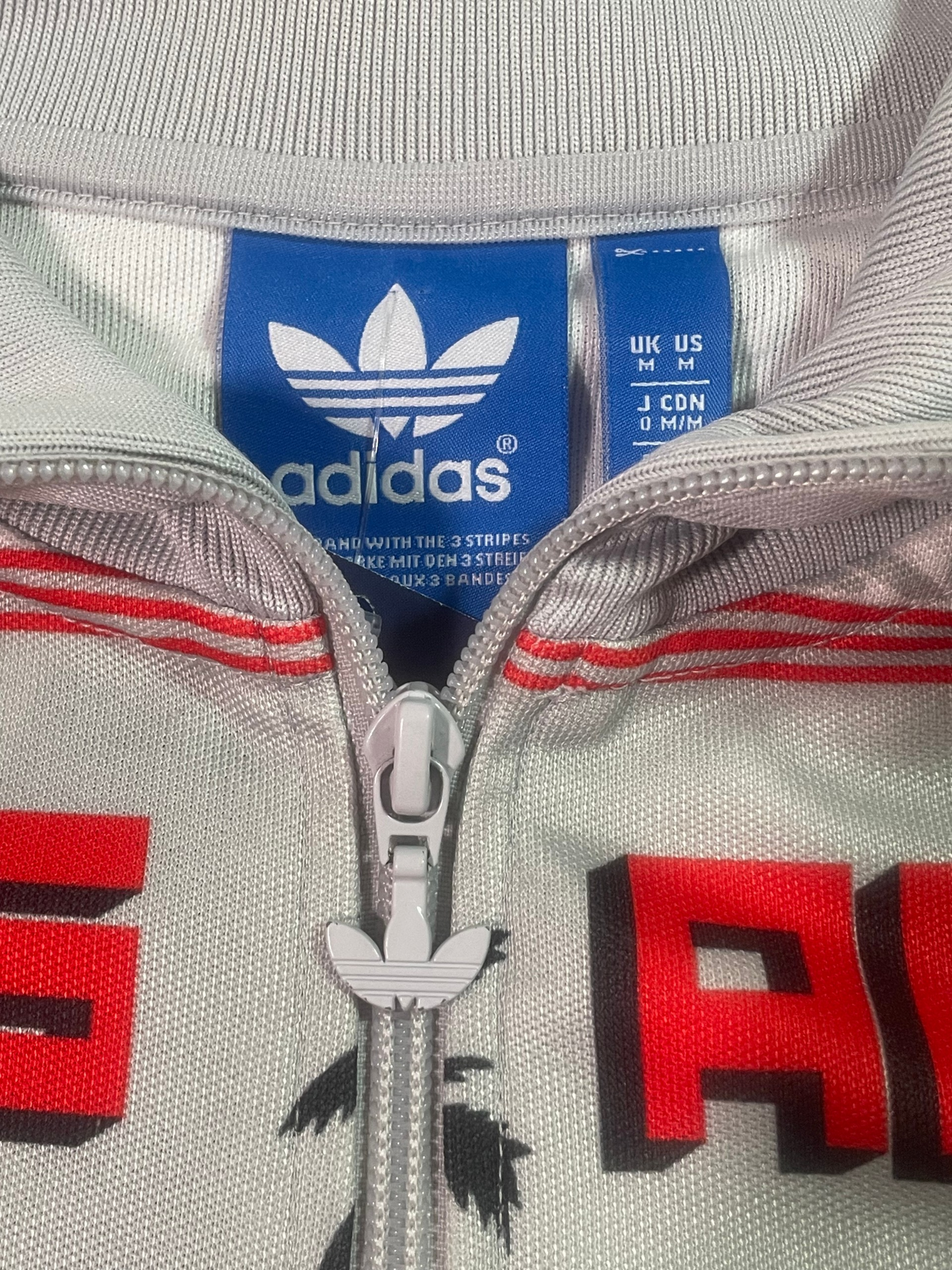 Chaqueta Adidas Originals Vintage Gris con Logo All Over y Skyline – Streetwear Retro