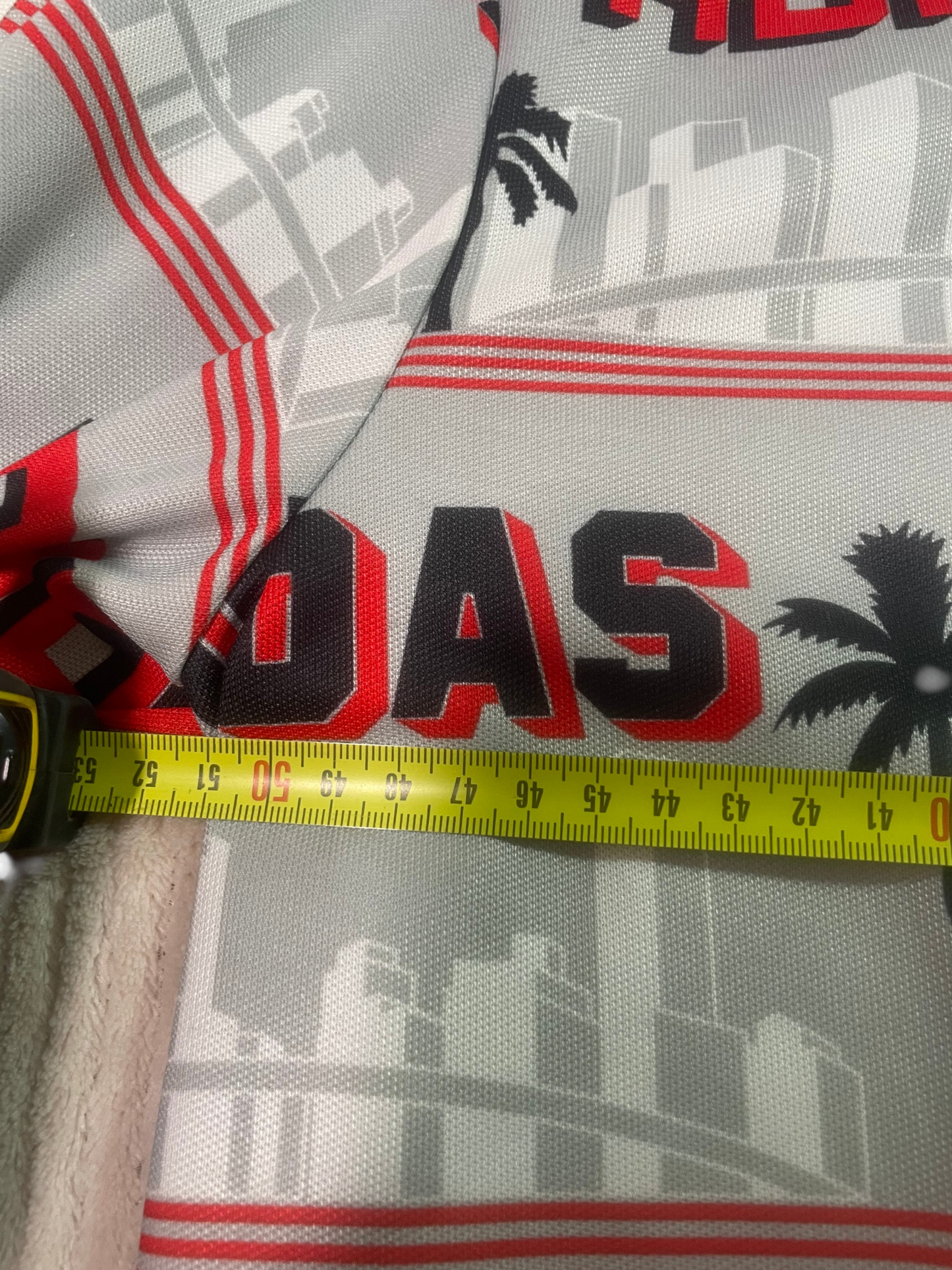 Chaqueta Adidas Originals Vintage Gris con Logo All Over y Skyline – Streetwear Retro