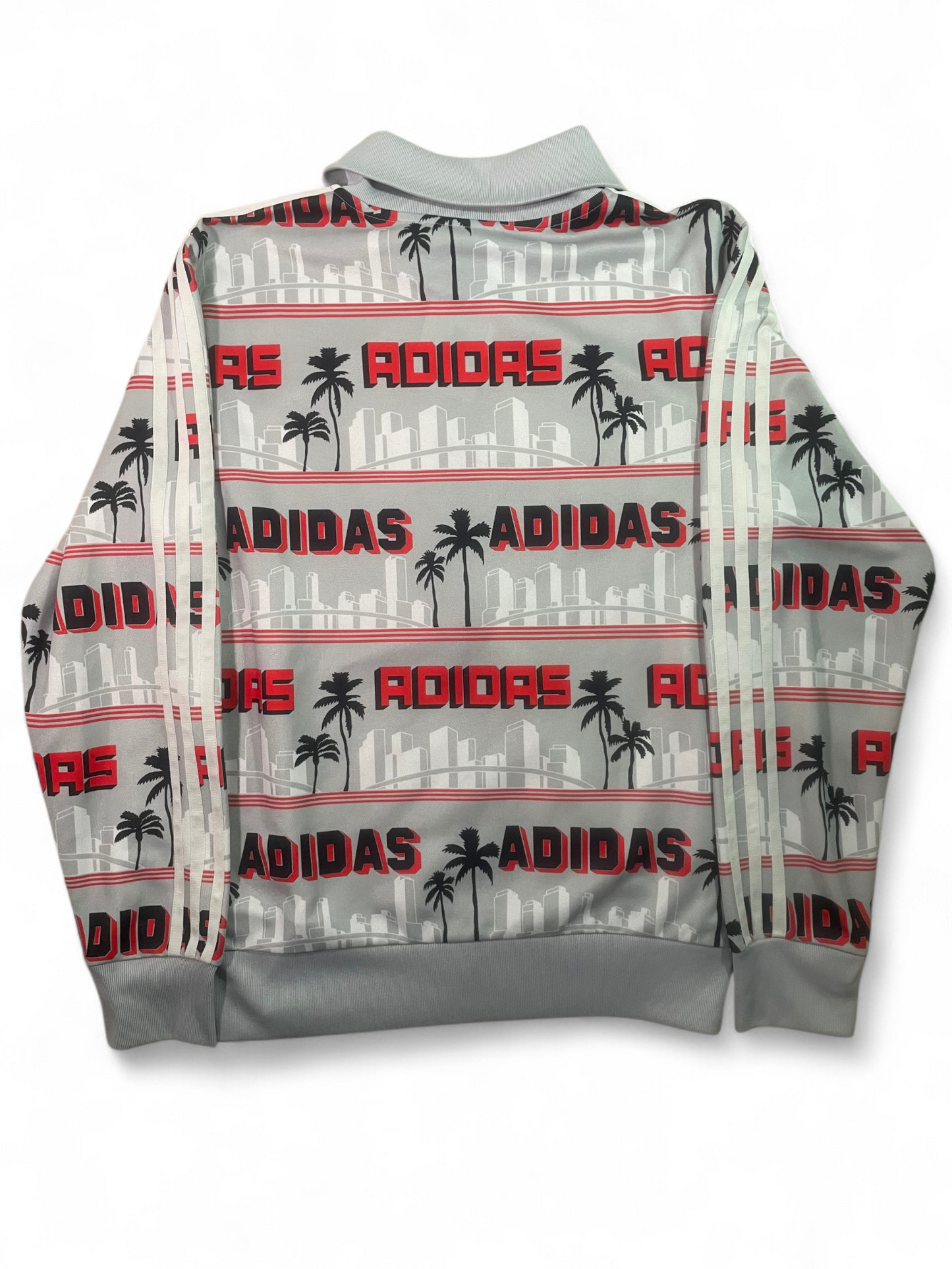 Chaqueta Adidas Originals Vintage Gris con Logo All Over y Skyline – Streetwear Retro